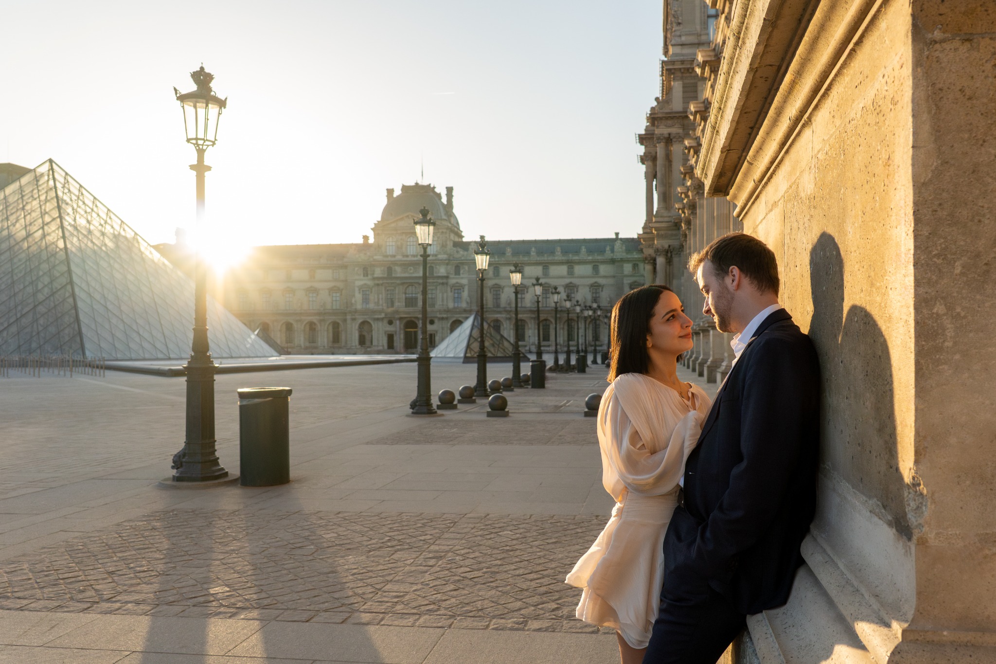 Couple photography at the Louvre in Paris
