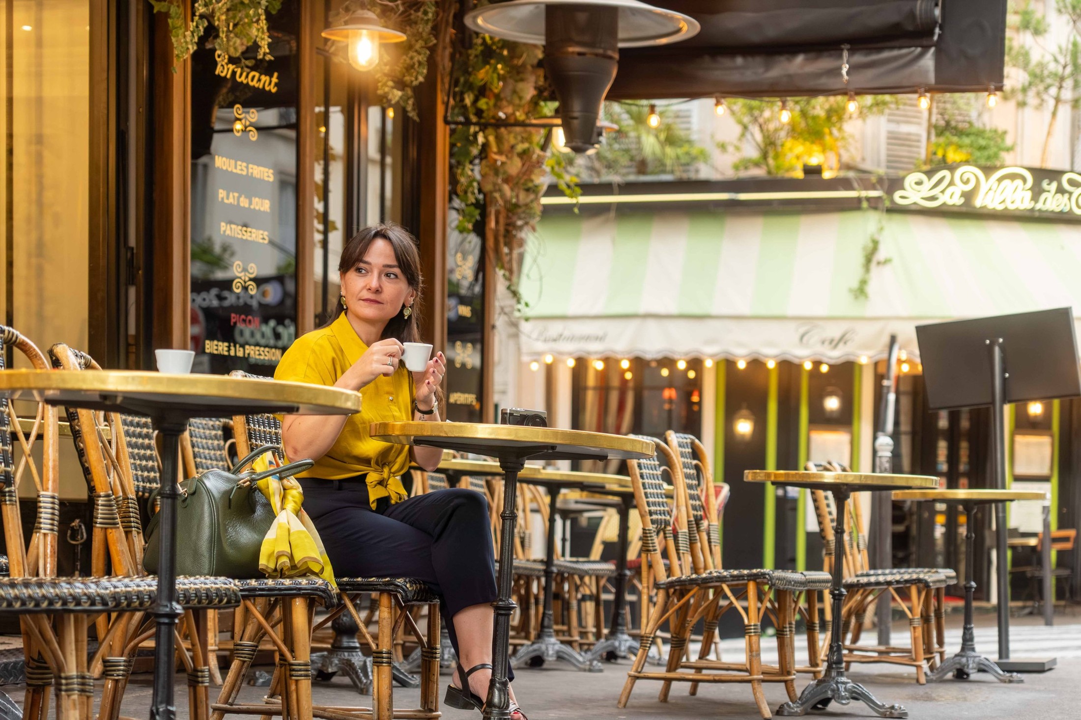 Solo traveler portraits in Paris
