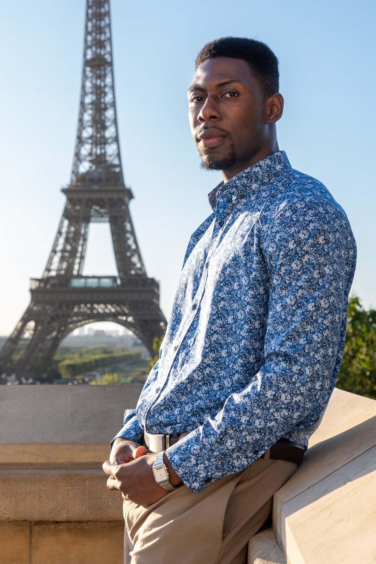 Solo traveler portraits in Paris