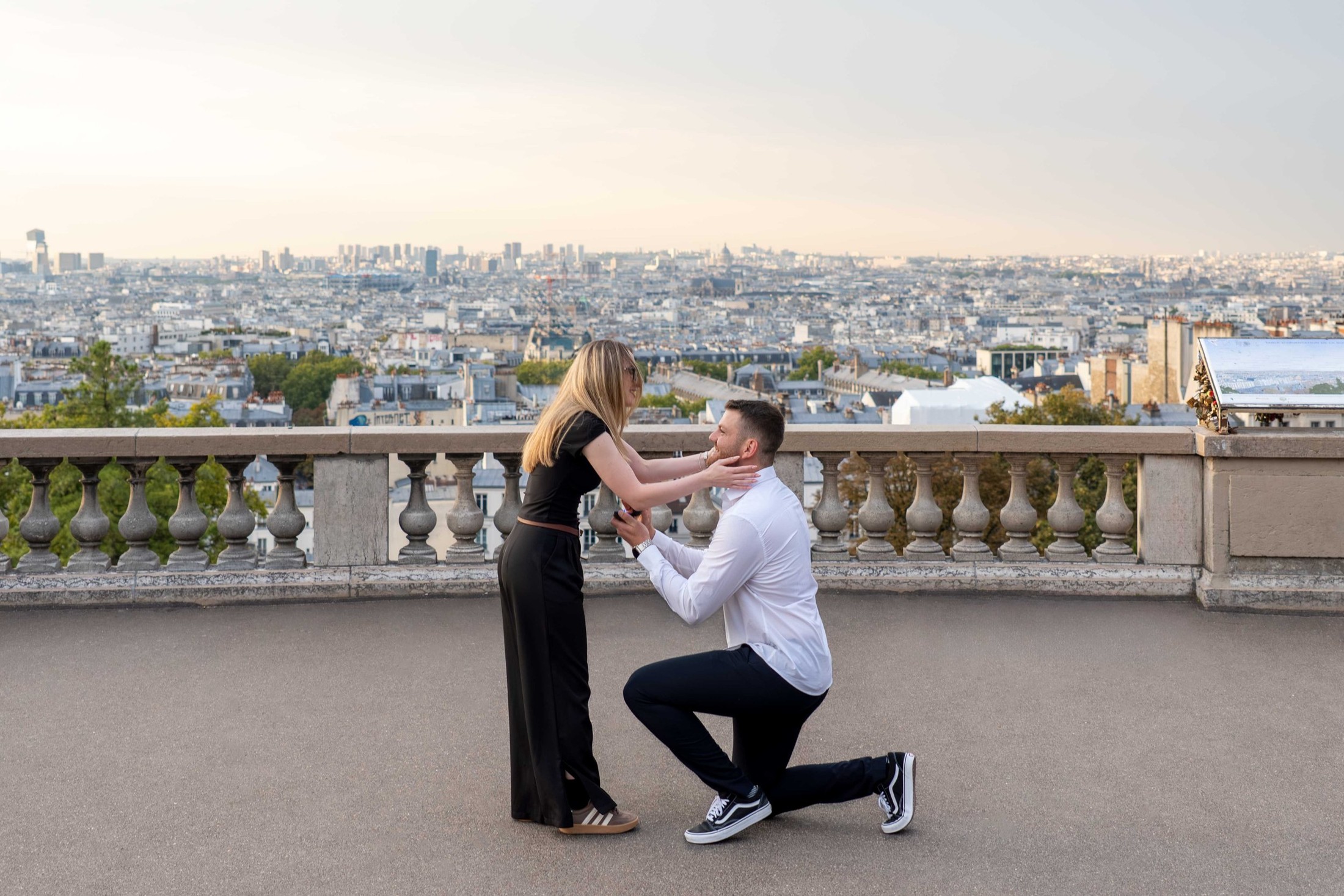Couples and proposals in Paris