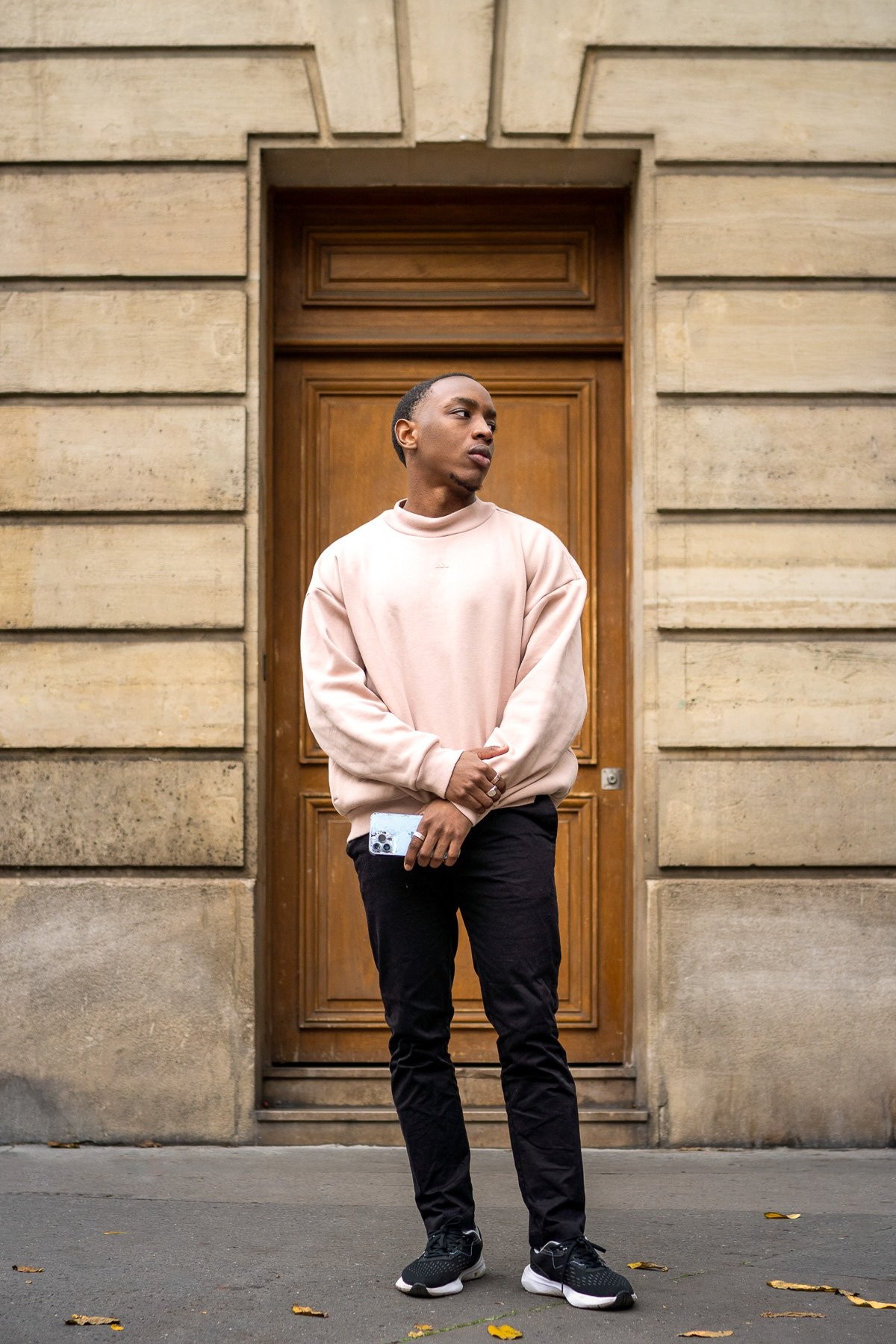 Solo traveler portraits in Paris
