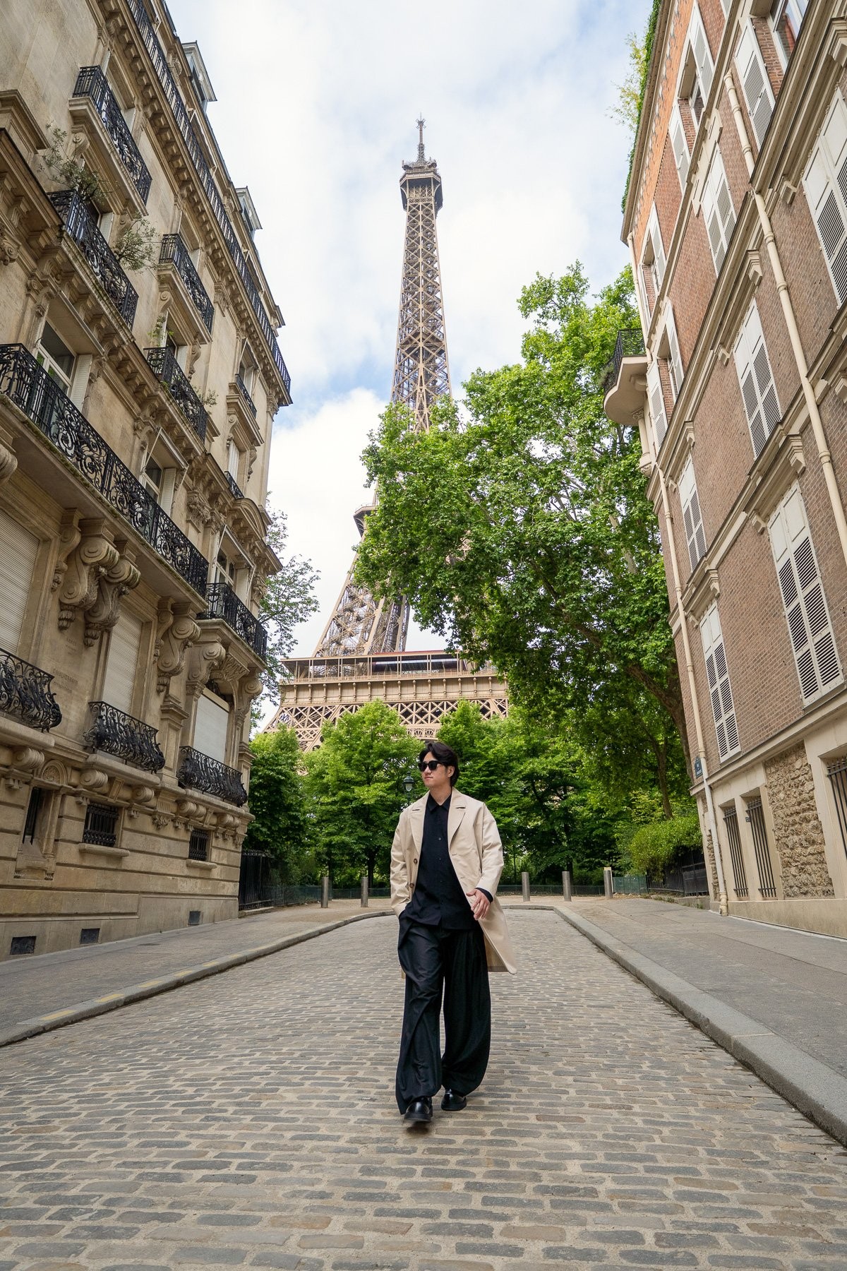 Solo traveler portraits in Paris