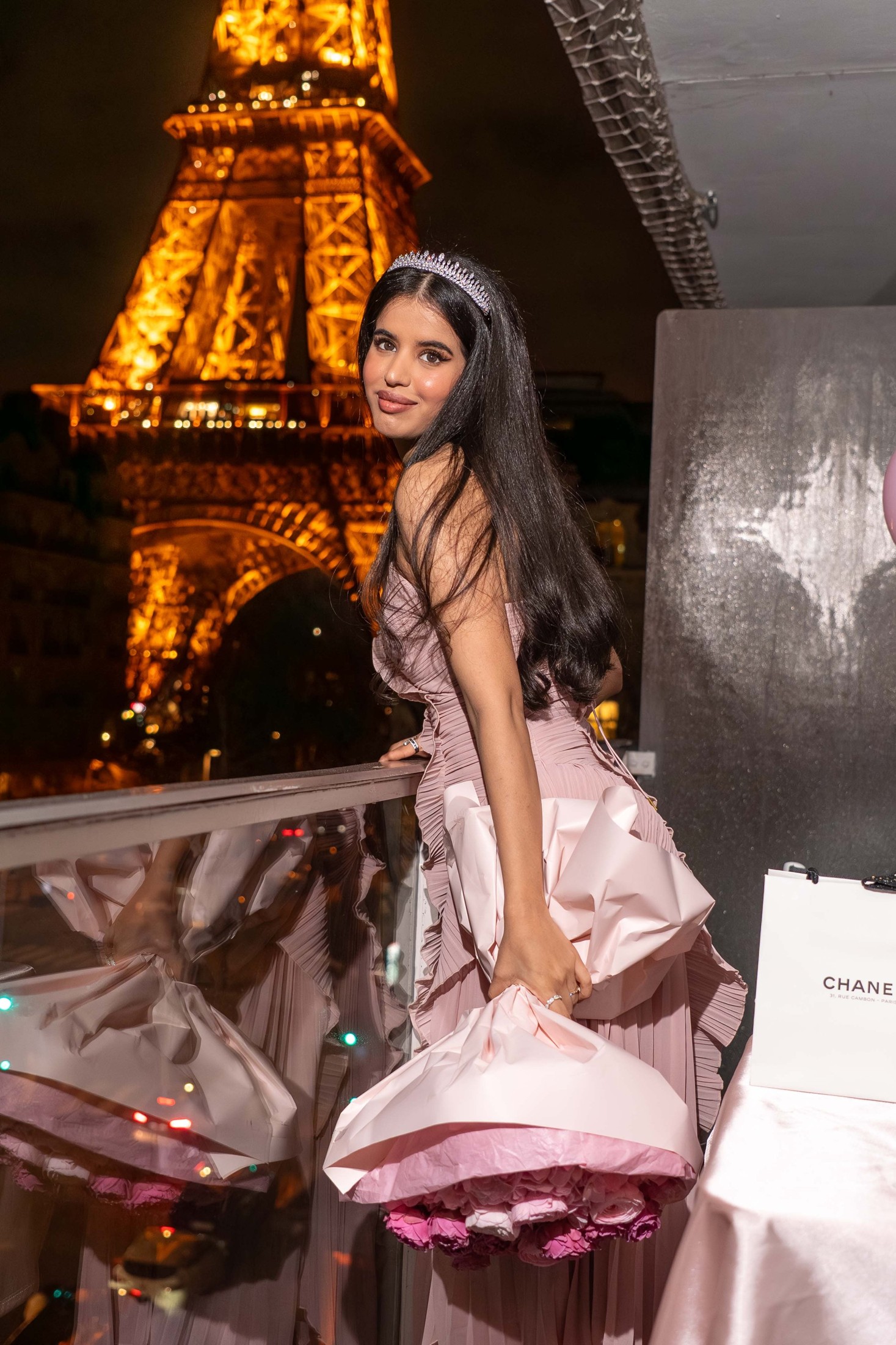 Solo traveler portraits in Paris