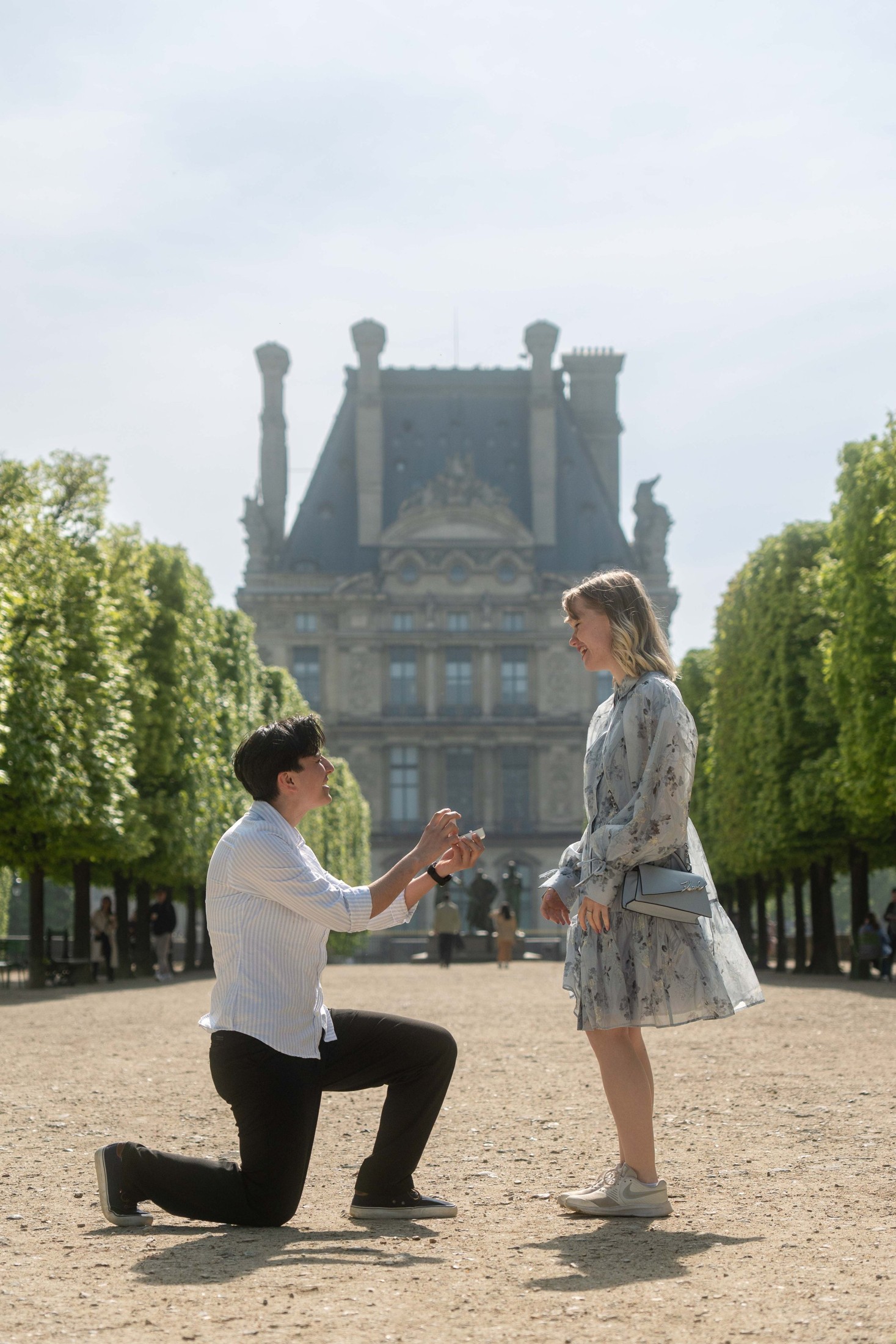 Couples and proposals in Paris