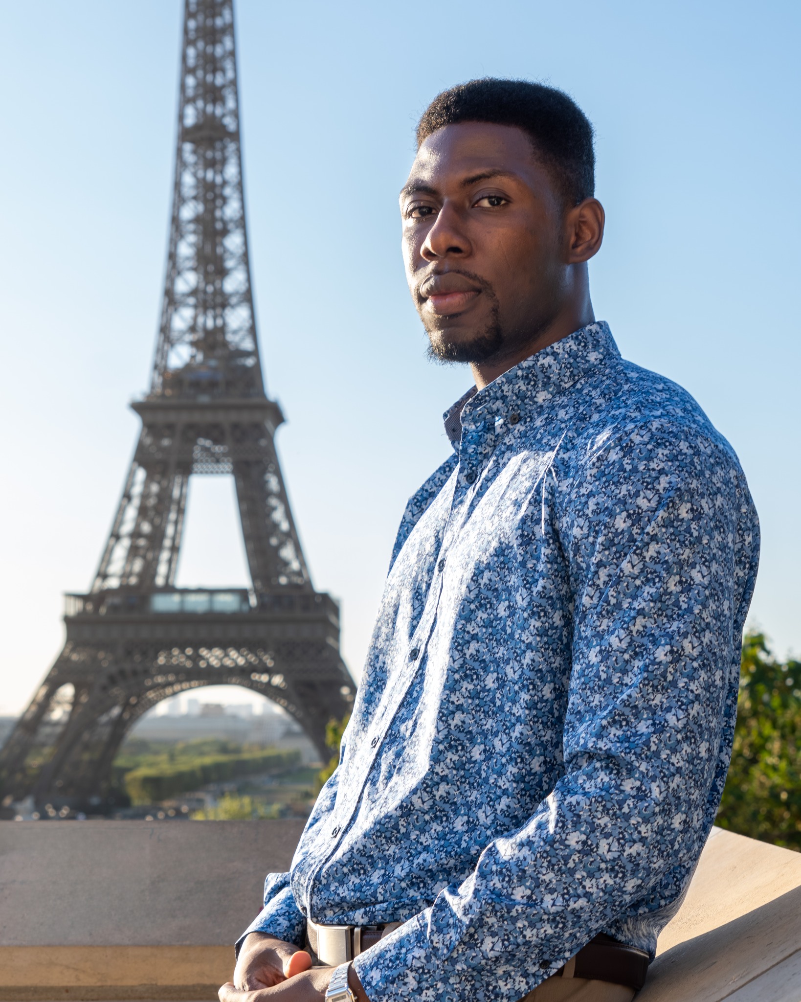 Solo traveler portrait in Paris